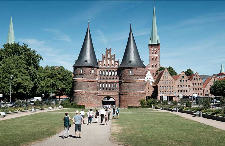 Eine Gruppe geht in Richtung des Lübecker Stadttors.